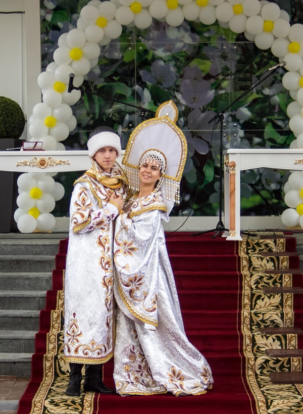 Сайт загса сургута. Свадьба в Сургуте. Дворец торжеств Сургут. Женитьба Сургутский театр. Массовая регистрация брака.